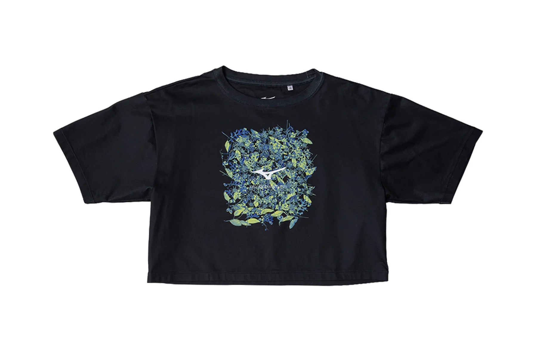黒色のクロップド丈Tシャツで、中央に緑と青を基調とした葉っぱ柄がデザインされており、その中にミズノのロゴが配置されています。