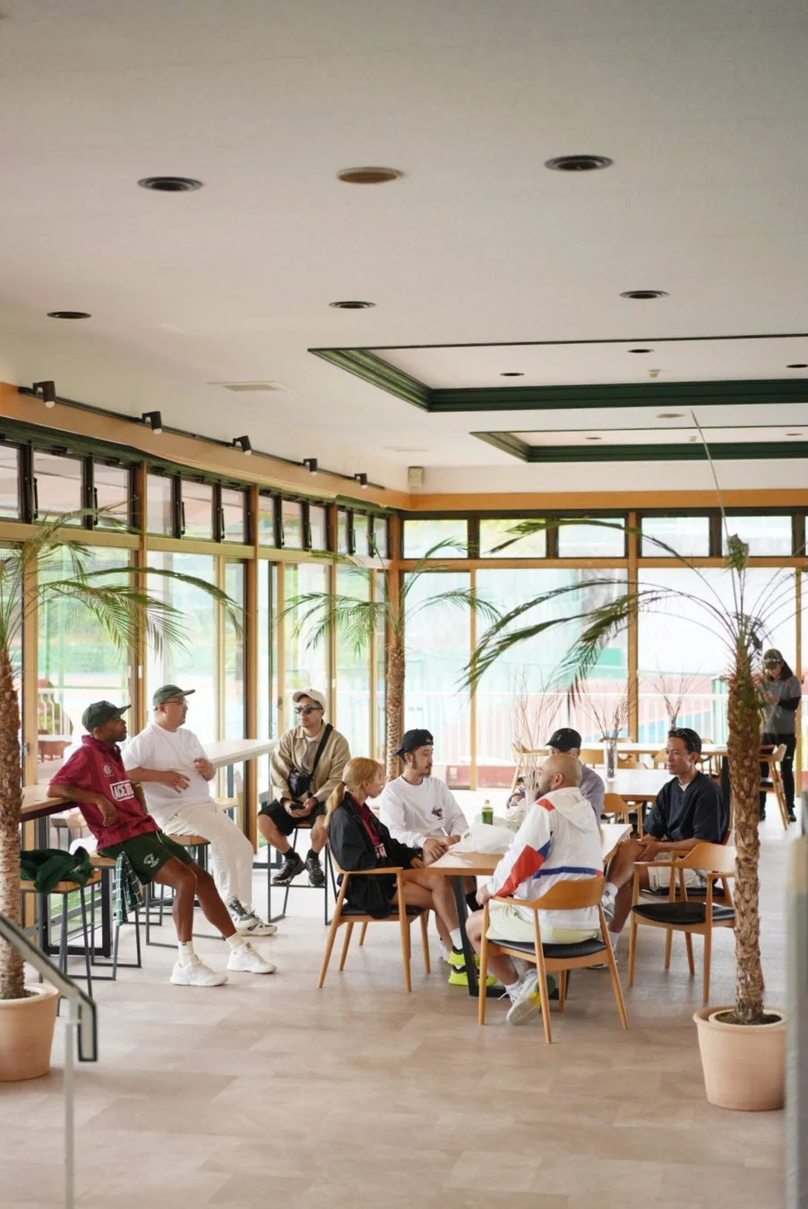 カフェのような空間で談笑する人々