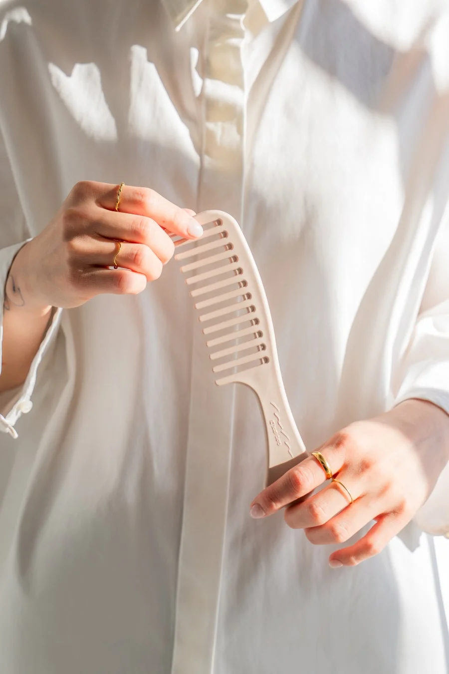 コームを持つ様子