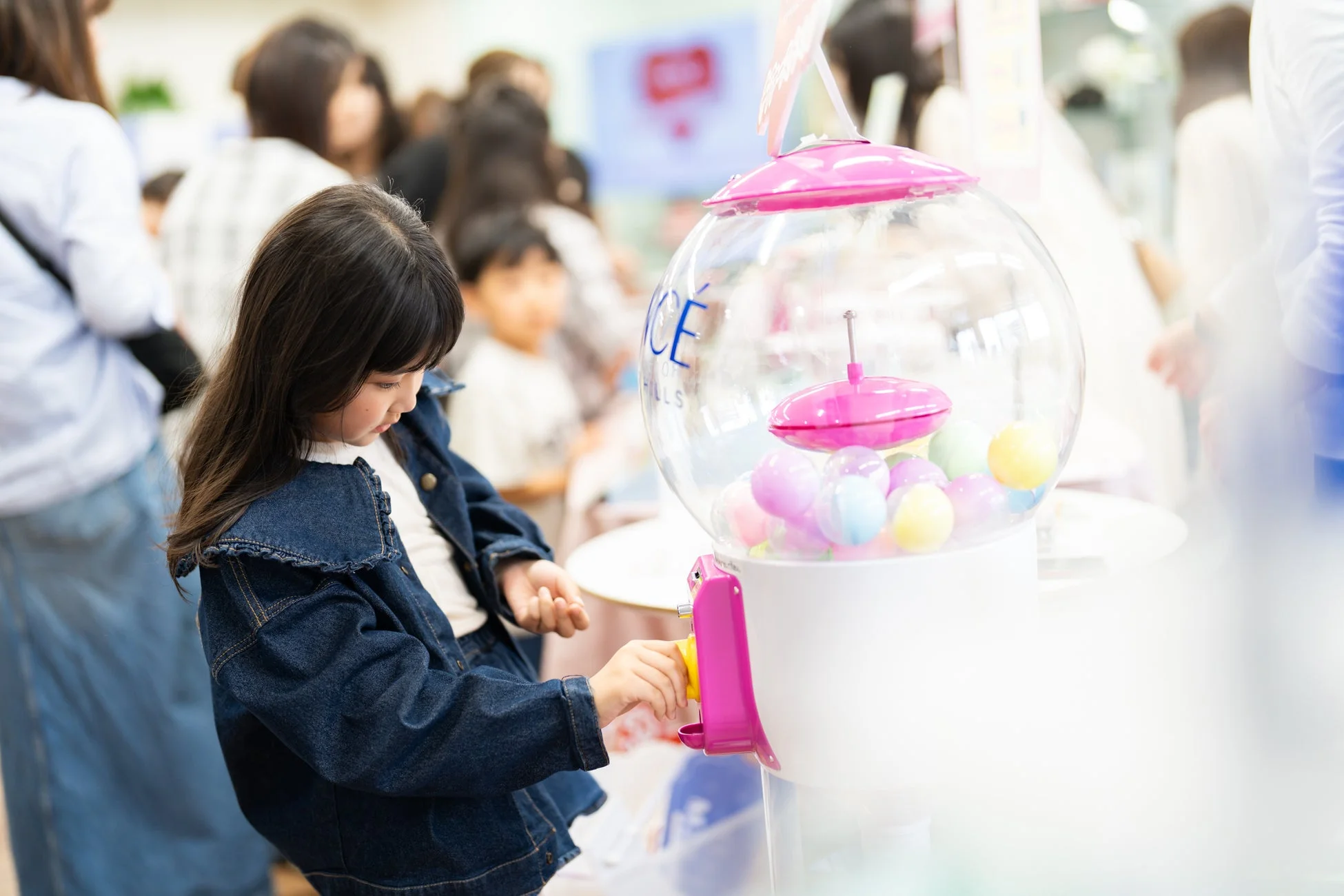 ガチャガチャを楽しむ子ども