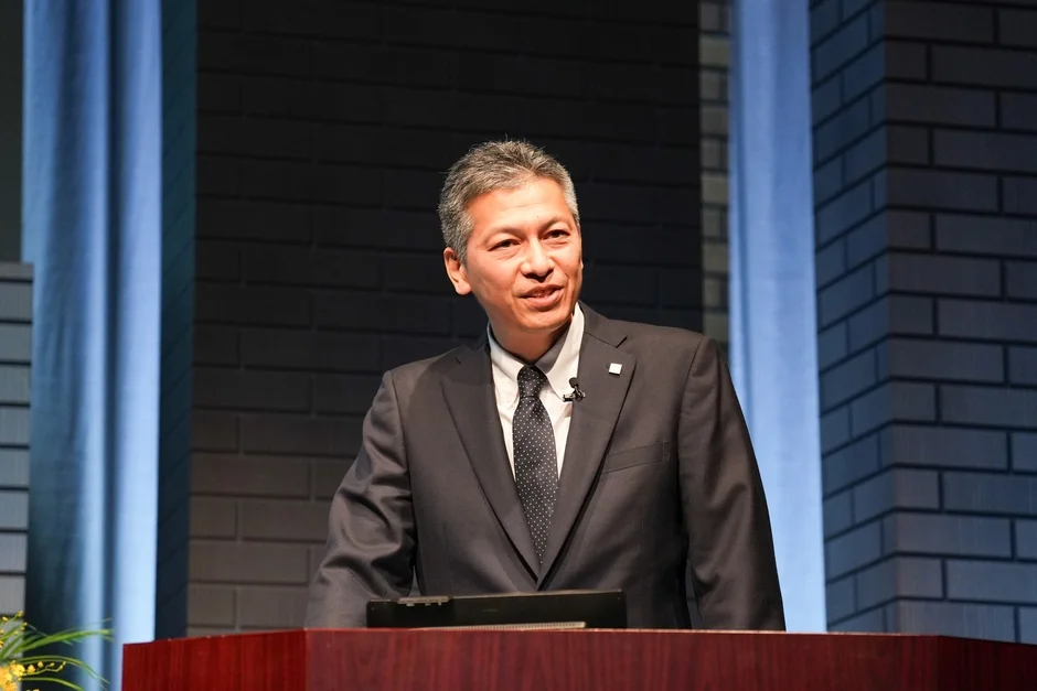 スピーチを行う男性