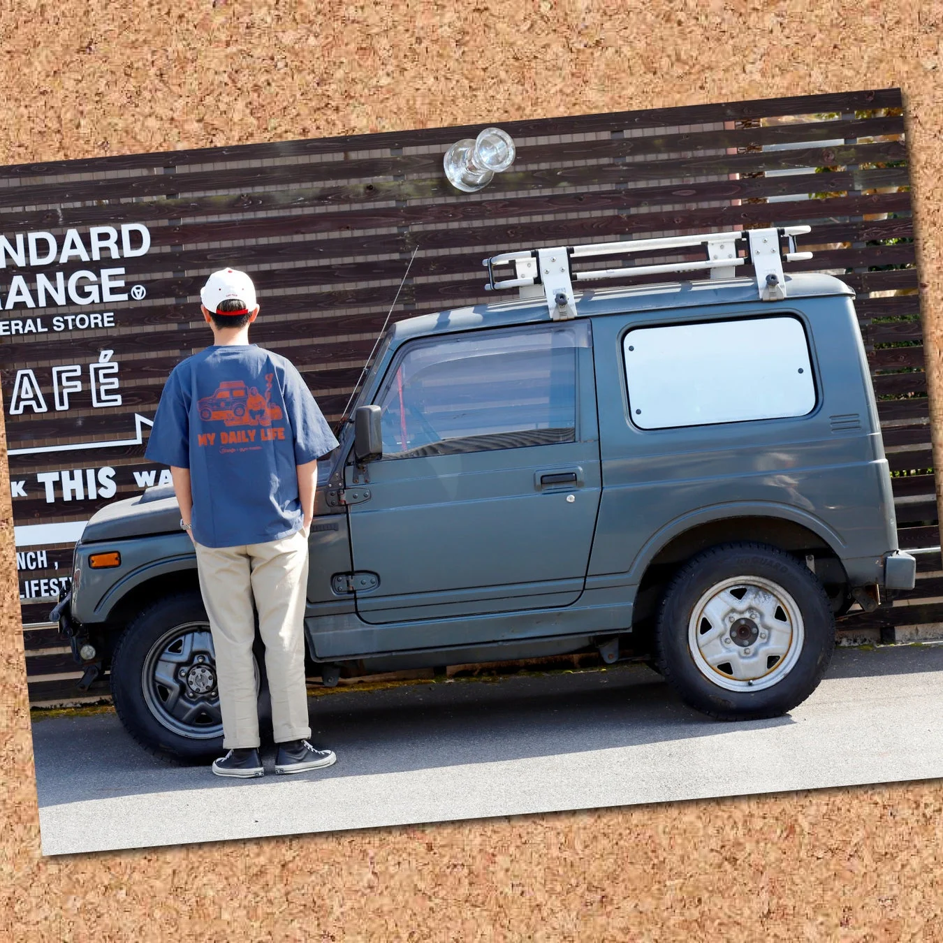 SUVの横に立つ男性