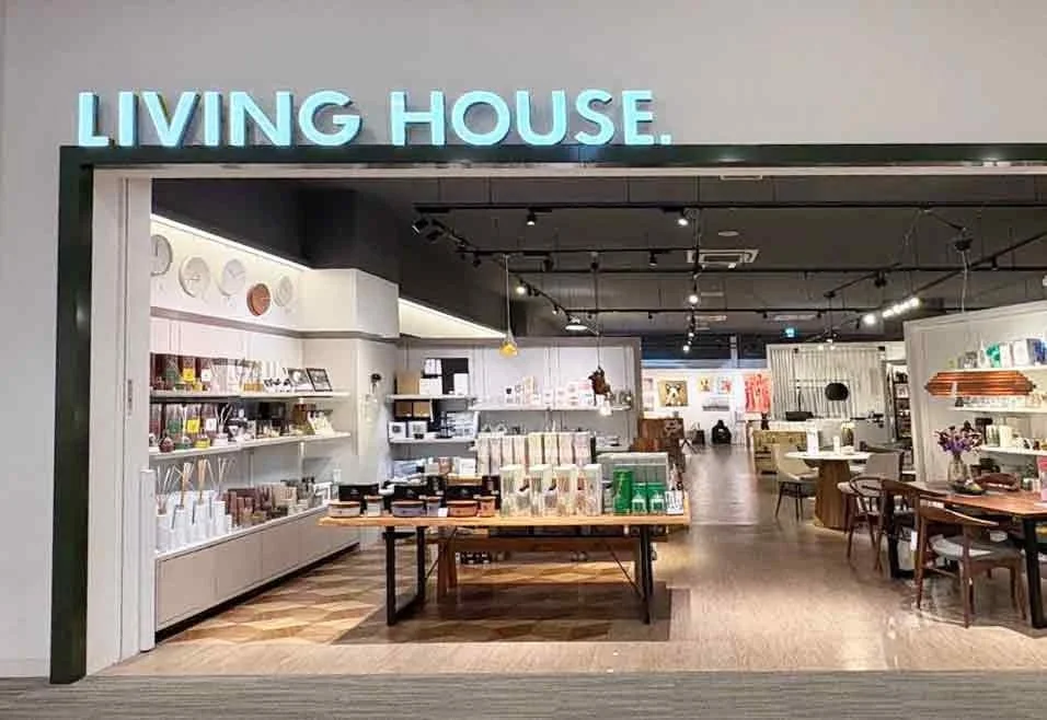 LIVING HOUSE.ららぽーと立川立飛店の入り口と店内