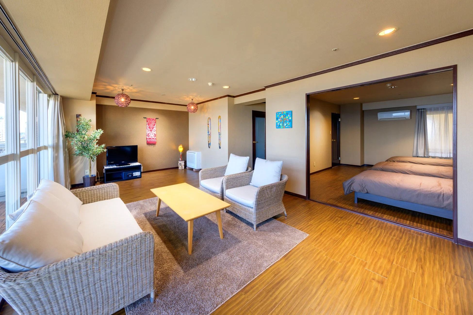 広々としたリビングと寝室が一体となったモダンな空間