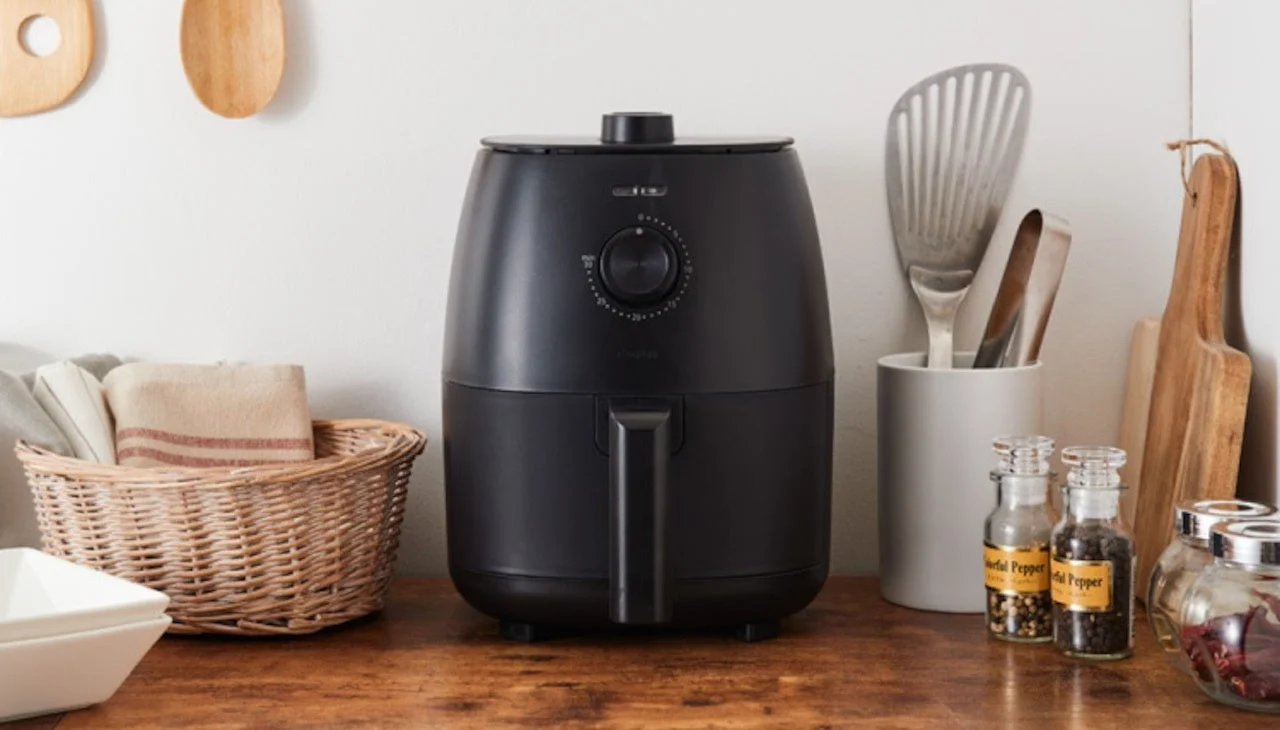 キッチンカウンターに置かれたsimplus ノンフライヤー