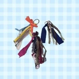 様々な色の布やリボンで作られたクラフトキーホルダー