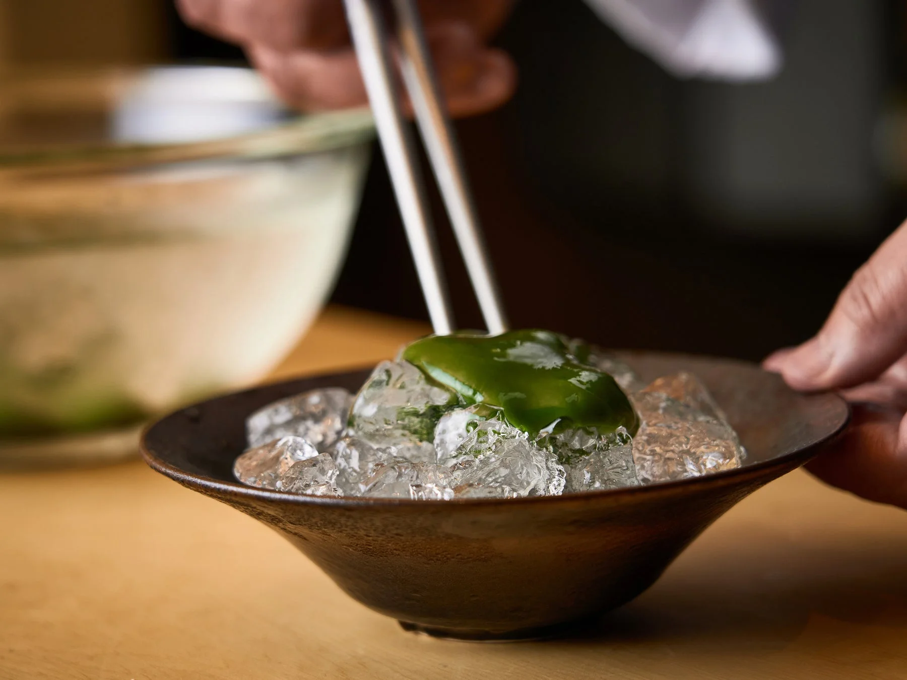 抹茶わらび餅を盛り付ける様子