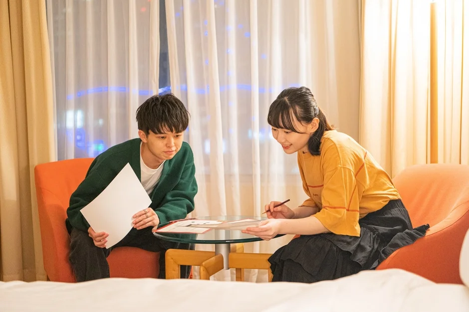 謎を解き明かす参加者