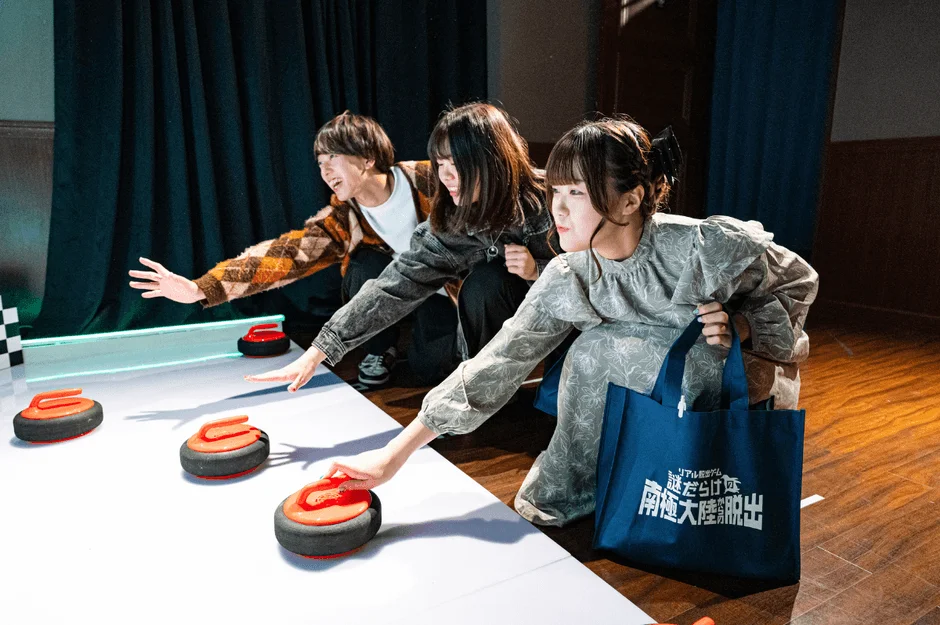 ミニカーリングゲームを楽しむ若者たち