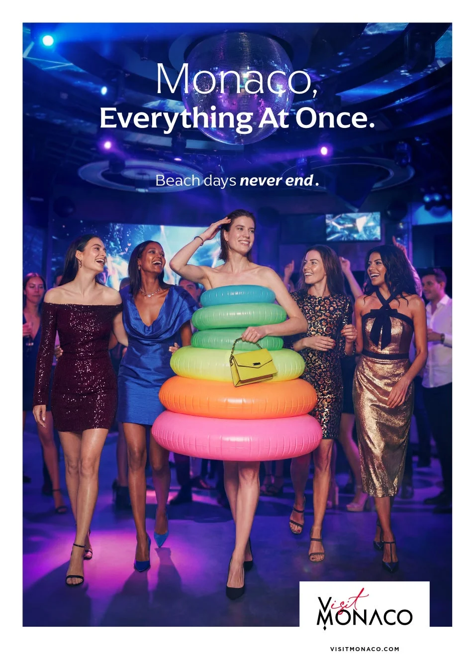 ナイトクラブで楽しむ人々