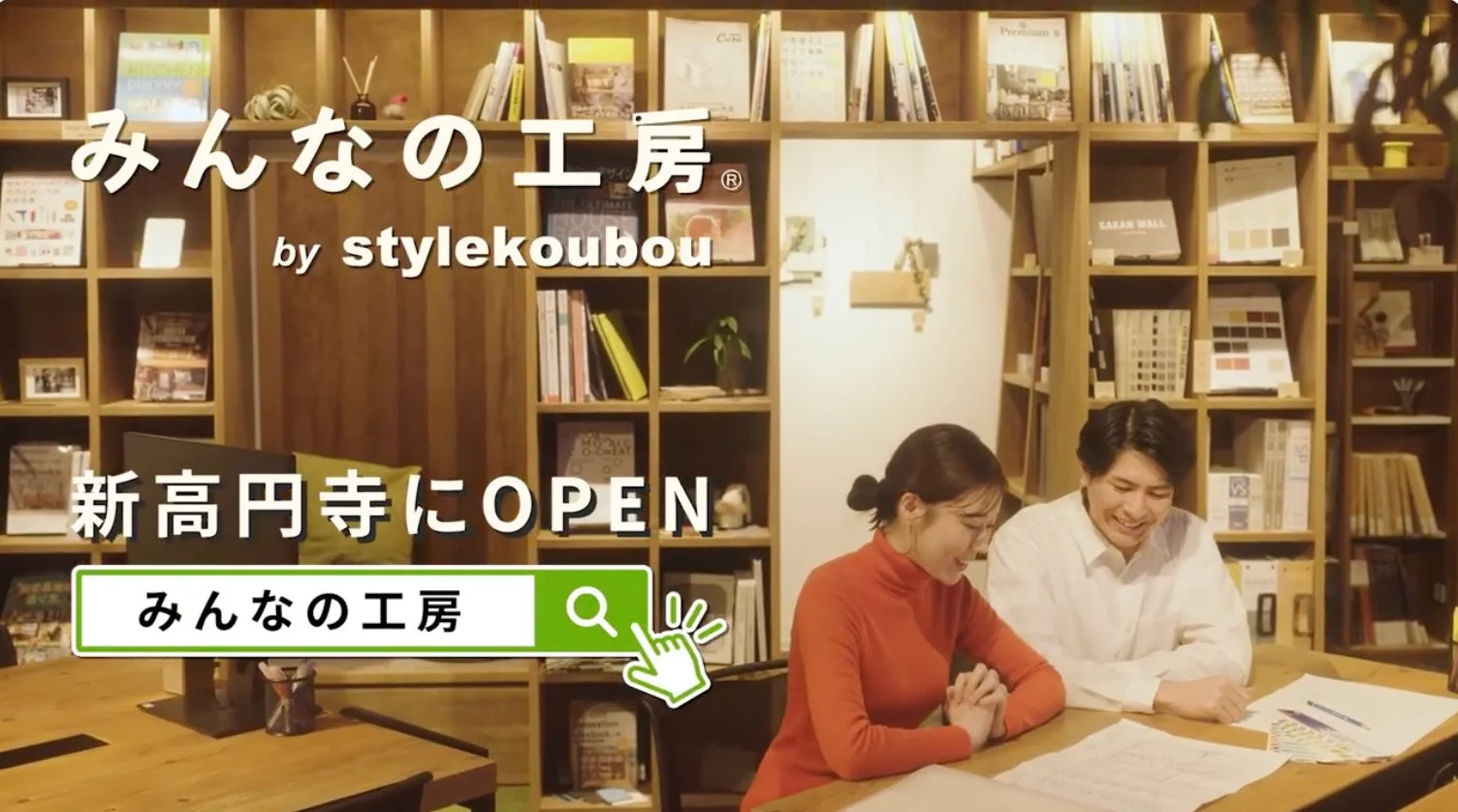 笑顔で打ち合わせをする男女