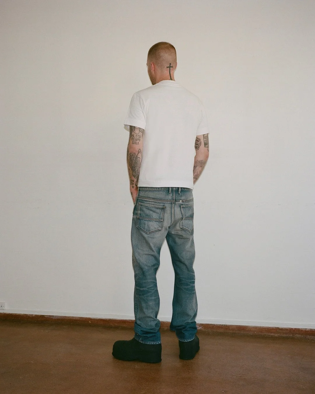 背中にタトゥーのある男性