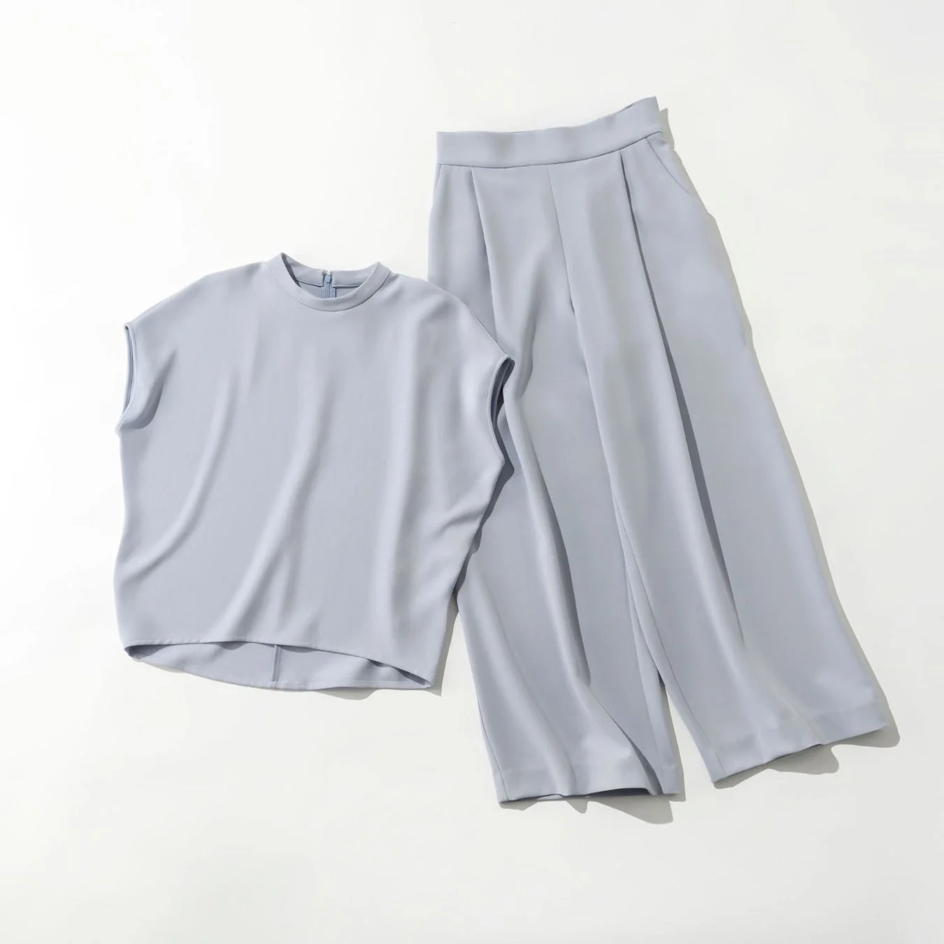 スタンドカラーコクーンブラウス×タックワイドパンツのセットアップ