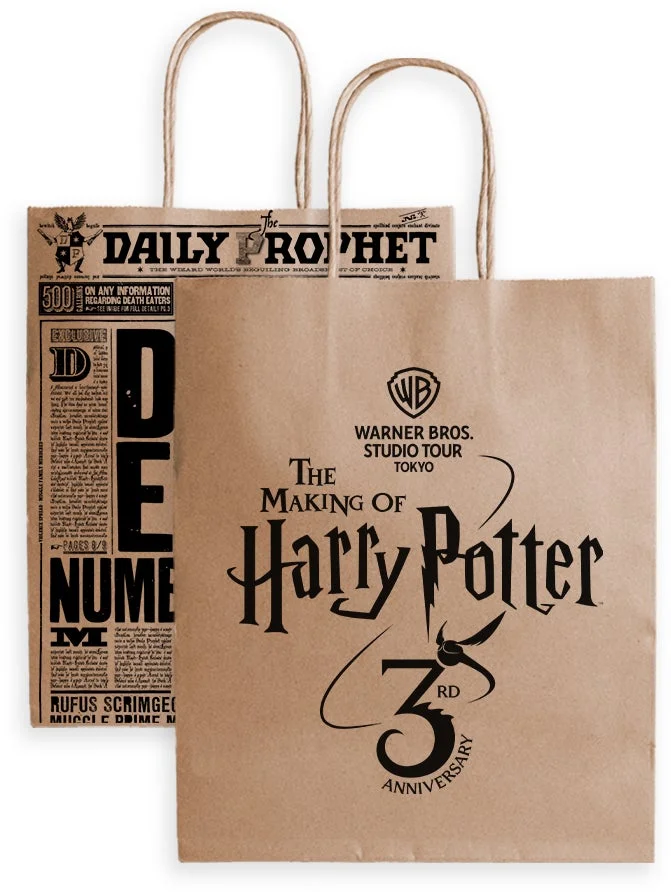ハリー・ポッターのスタジオツアー東京3周年を記念した2枚の紙袋が写っています