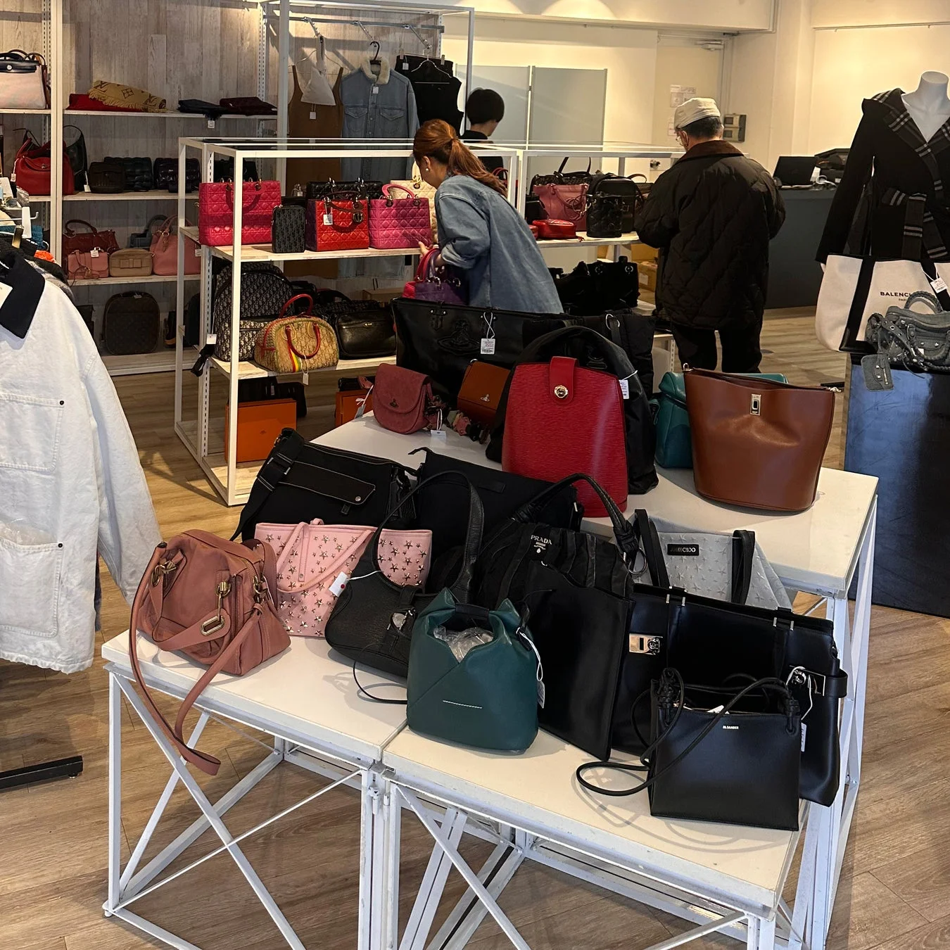 ブランドバッグや衣類が並ぶ店舗の様子