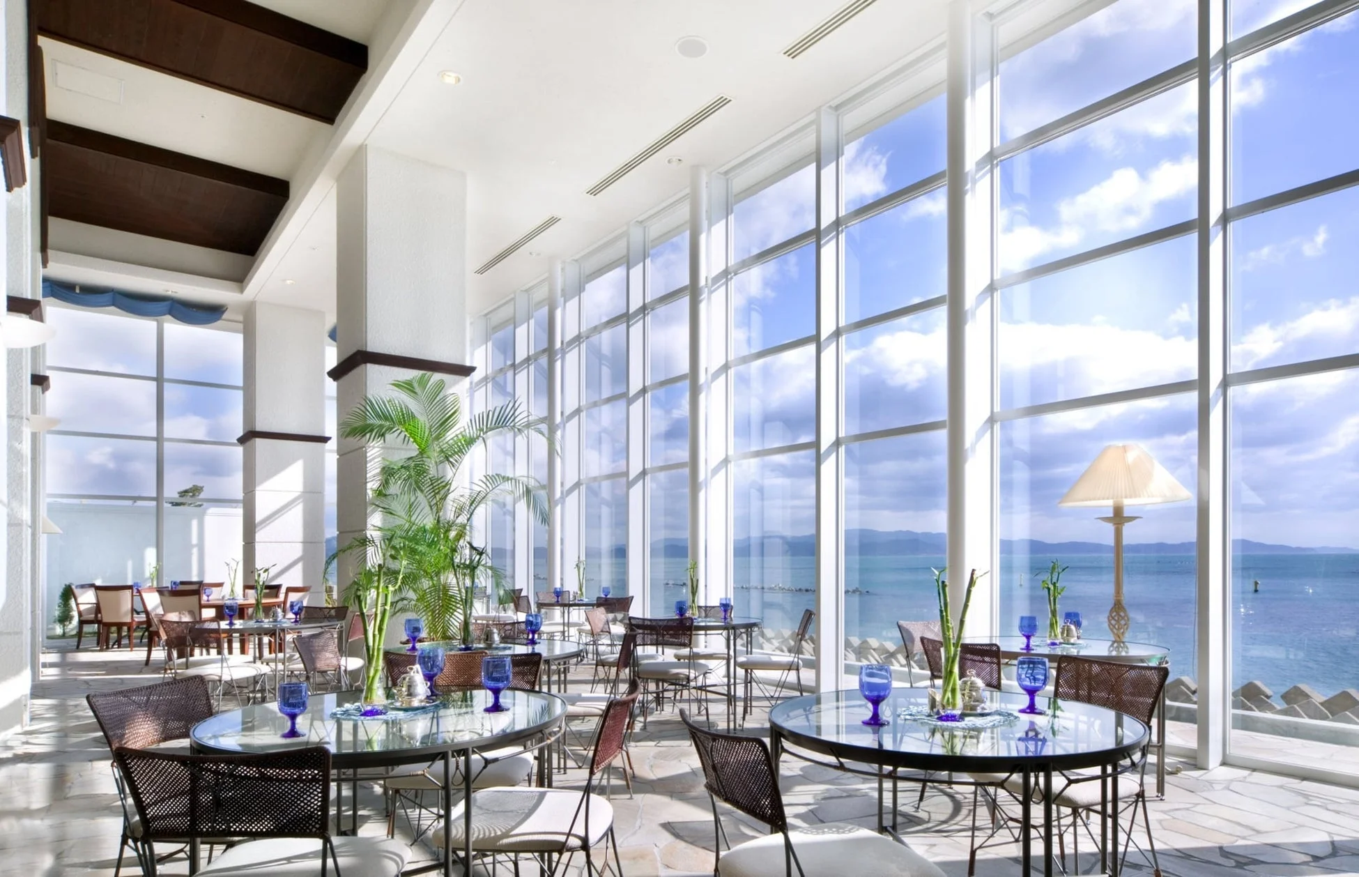 オーシャンビューの広々としたレストラン