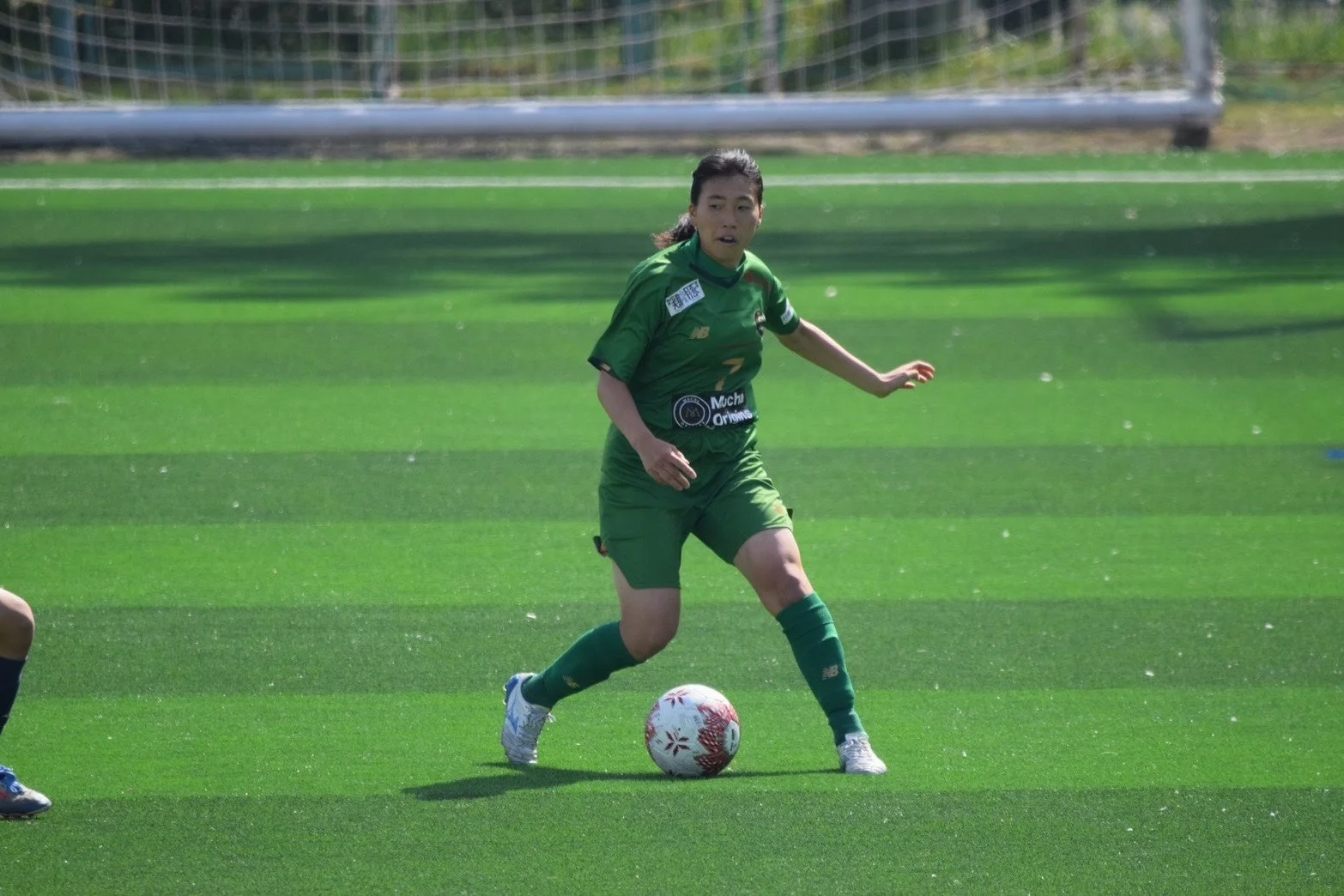 女子サッカー選手がドリブル