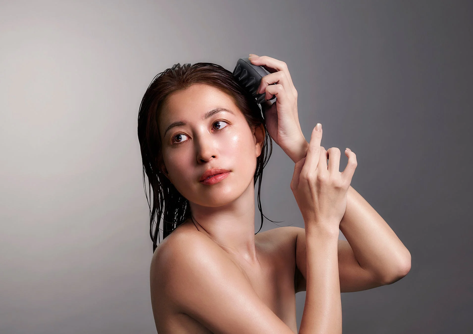 スカルプブラシを使用する女性