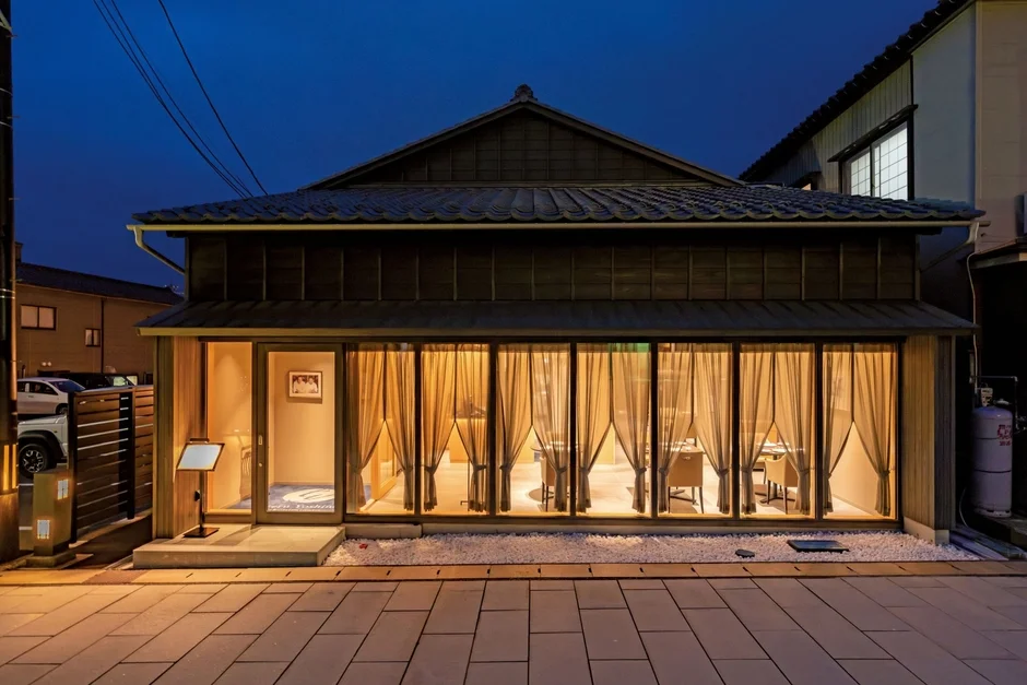 レストラン外観（夜）