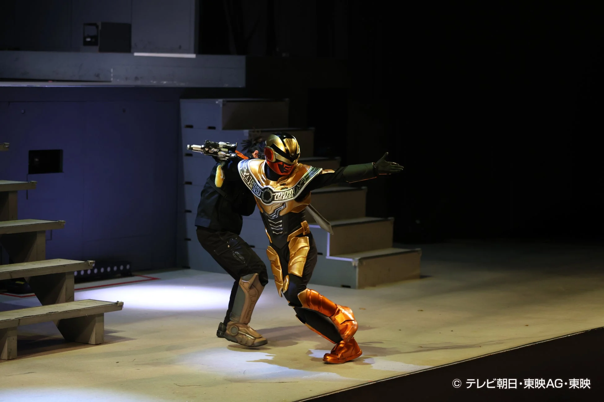 金色と黒のヒーローアクション