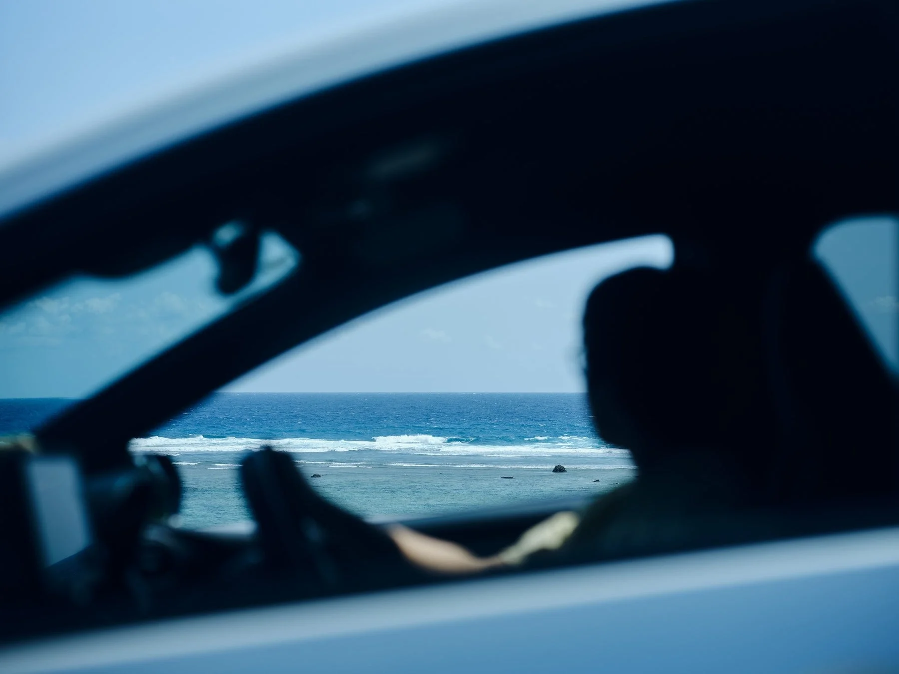 車内から広がる美しい海の景色