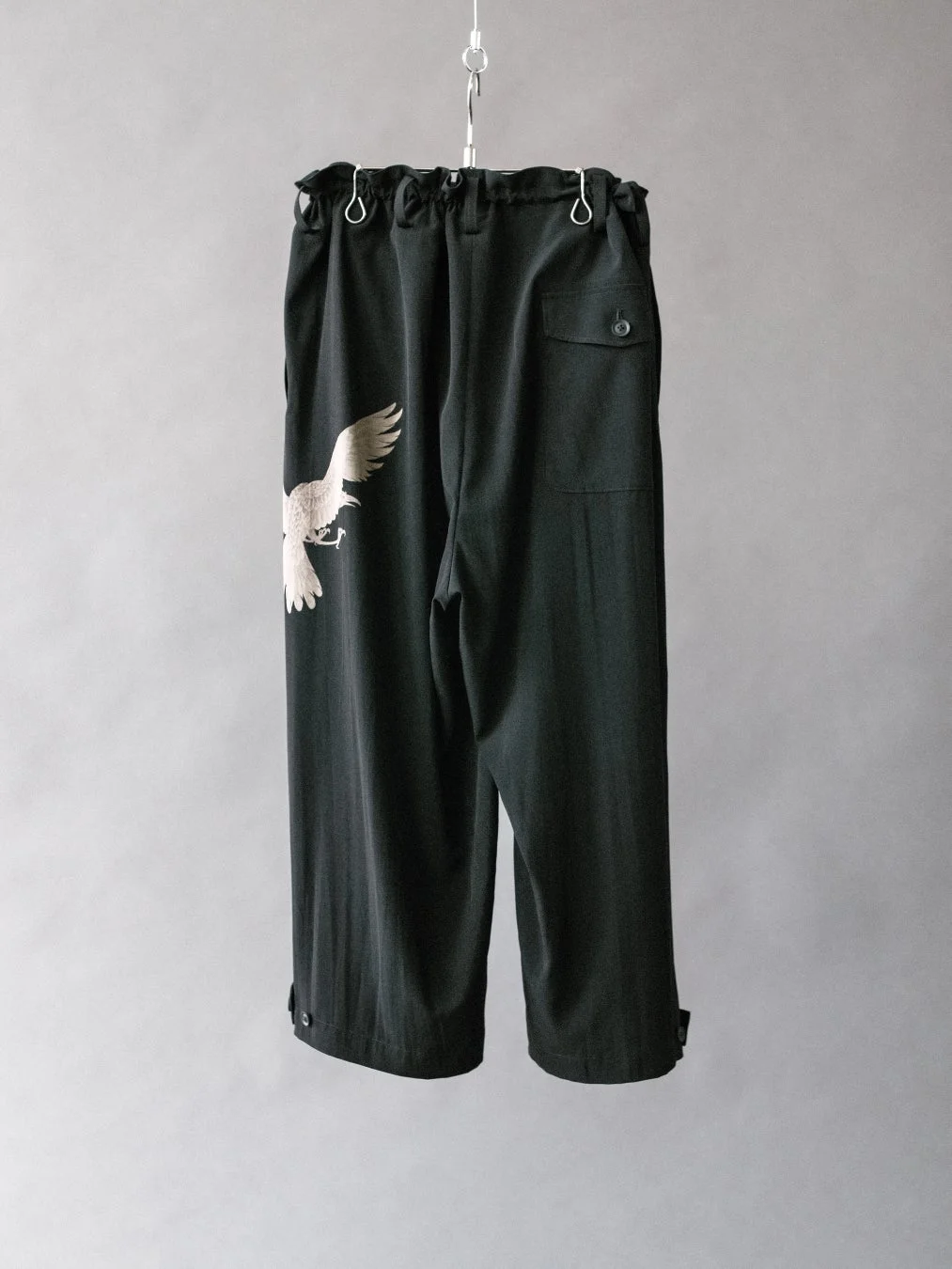 カラス抜染 裾タブ付きパンツ