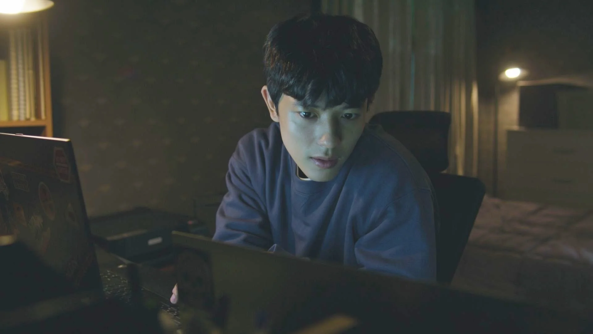 パソコンに向かう男性（ロモン）