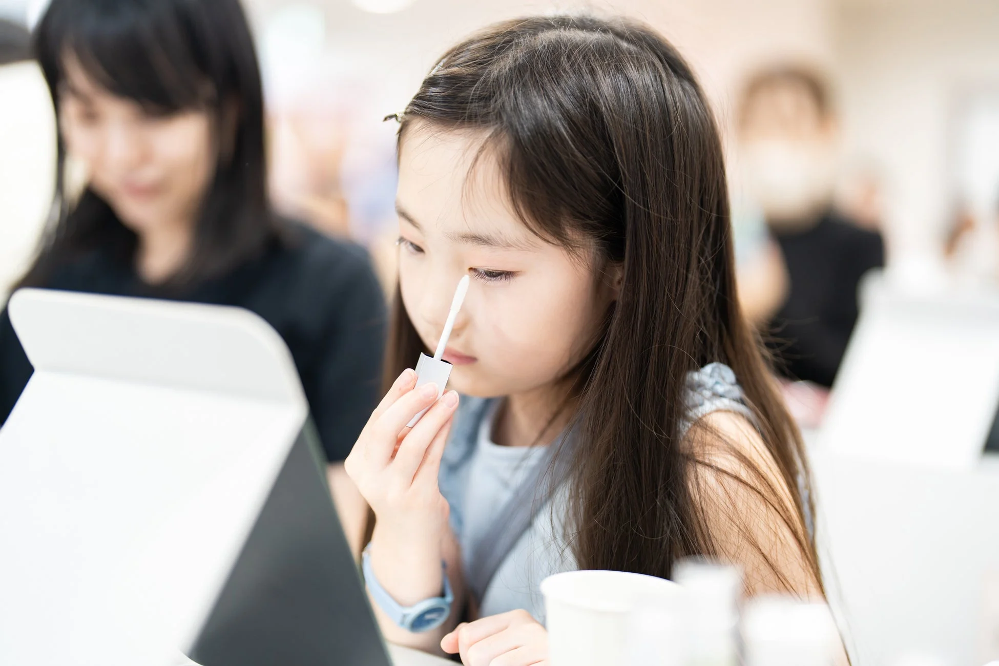 子どもがまつ毛美容液を塗る様子