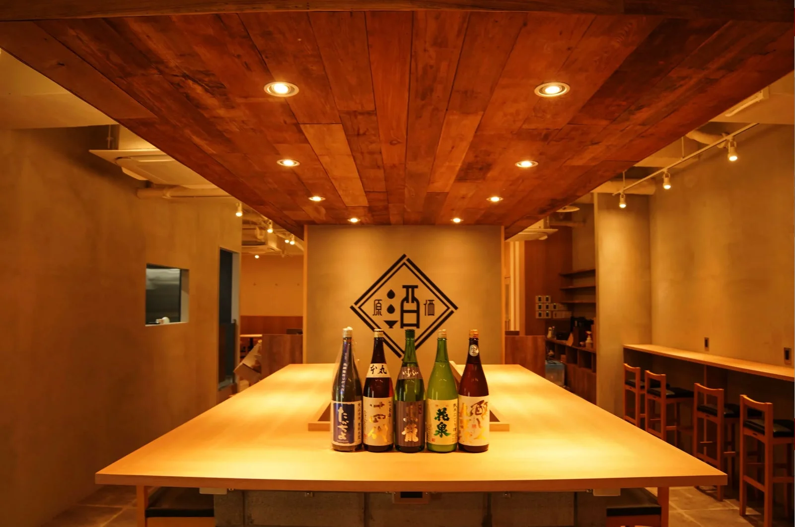 日本酒原価酒蔵の店内