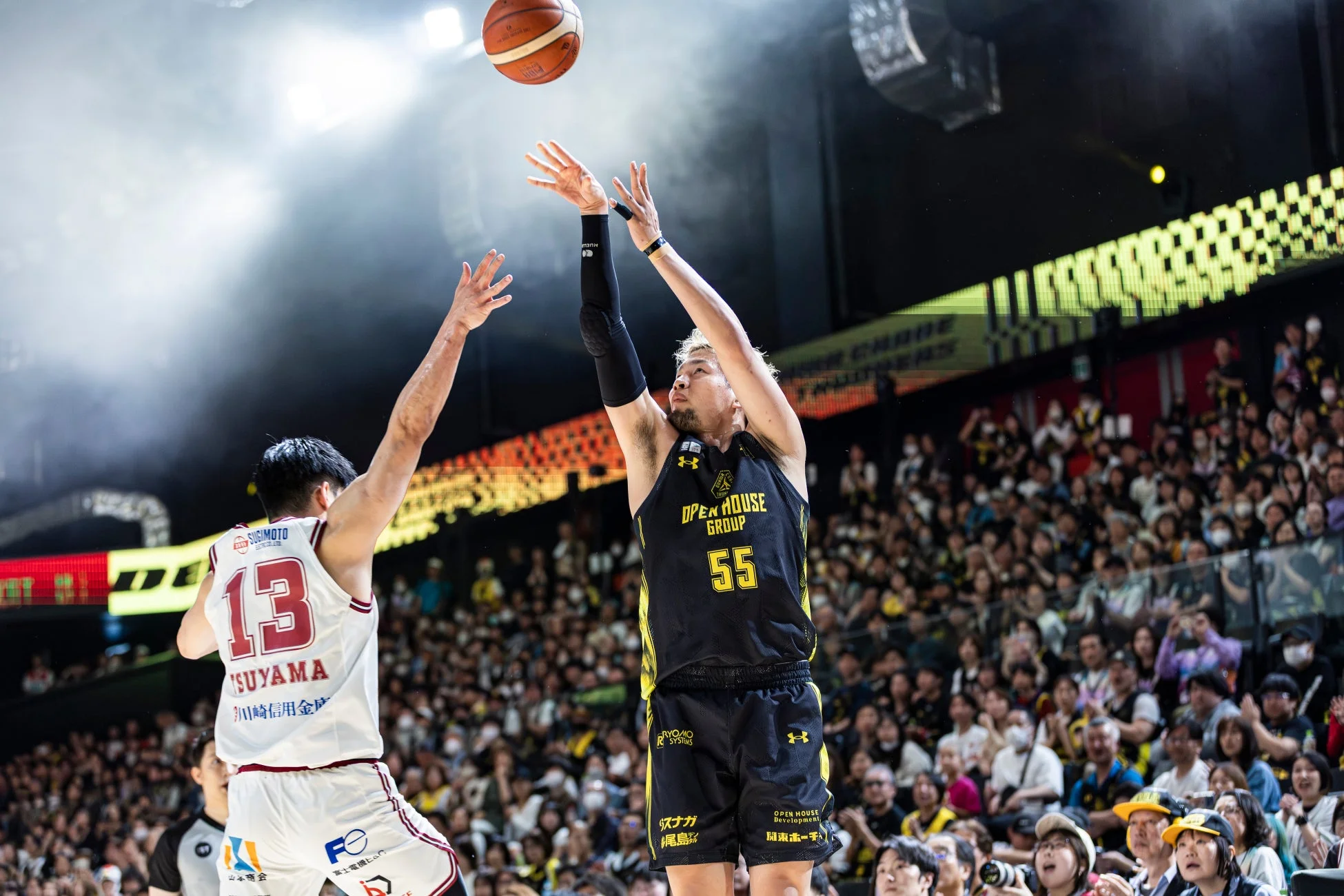 シュートを放つ選手