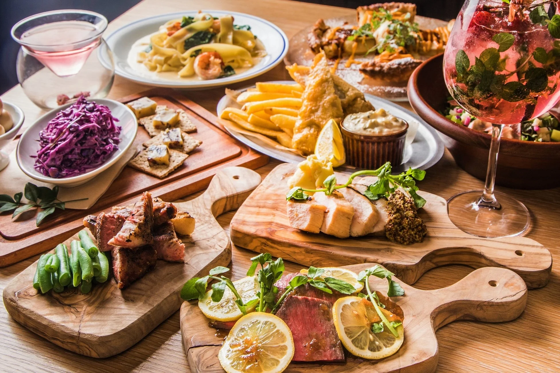 THE PUBLICの豪華な料理とドリンクの盛り合わせ