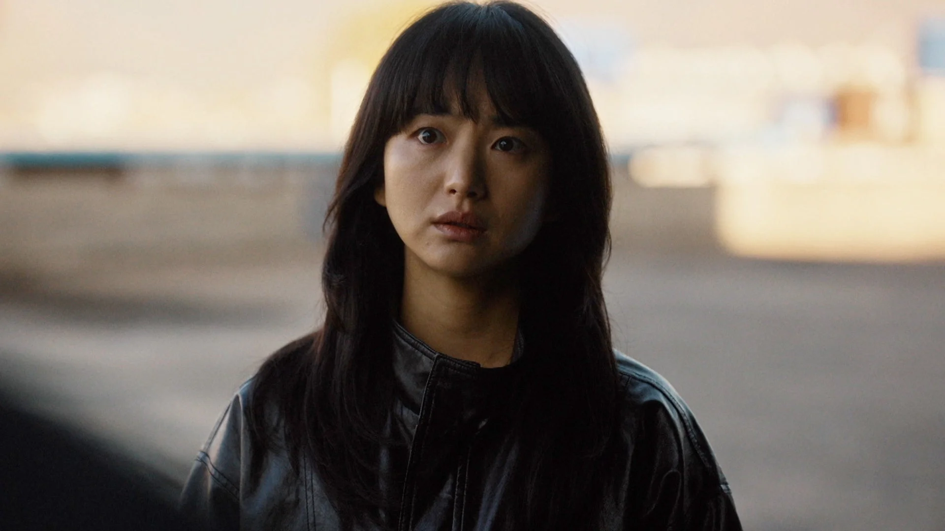 真剣な表情の女性