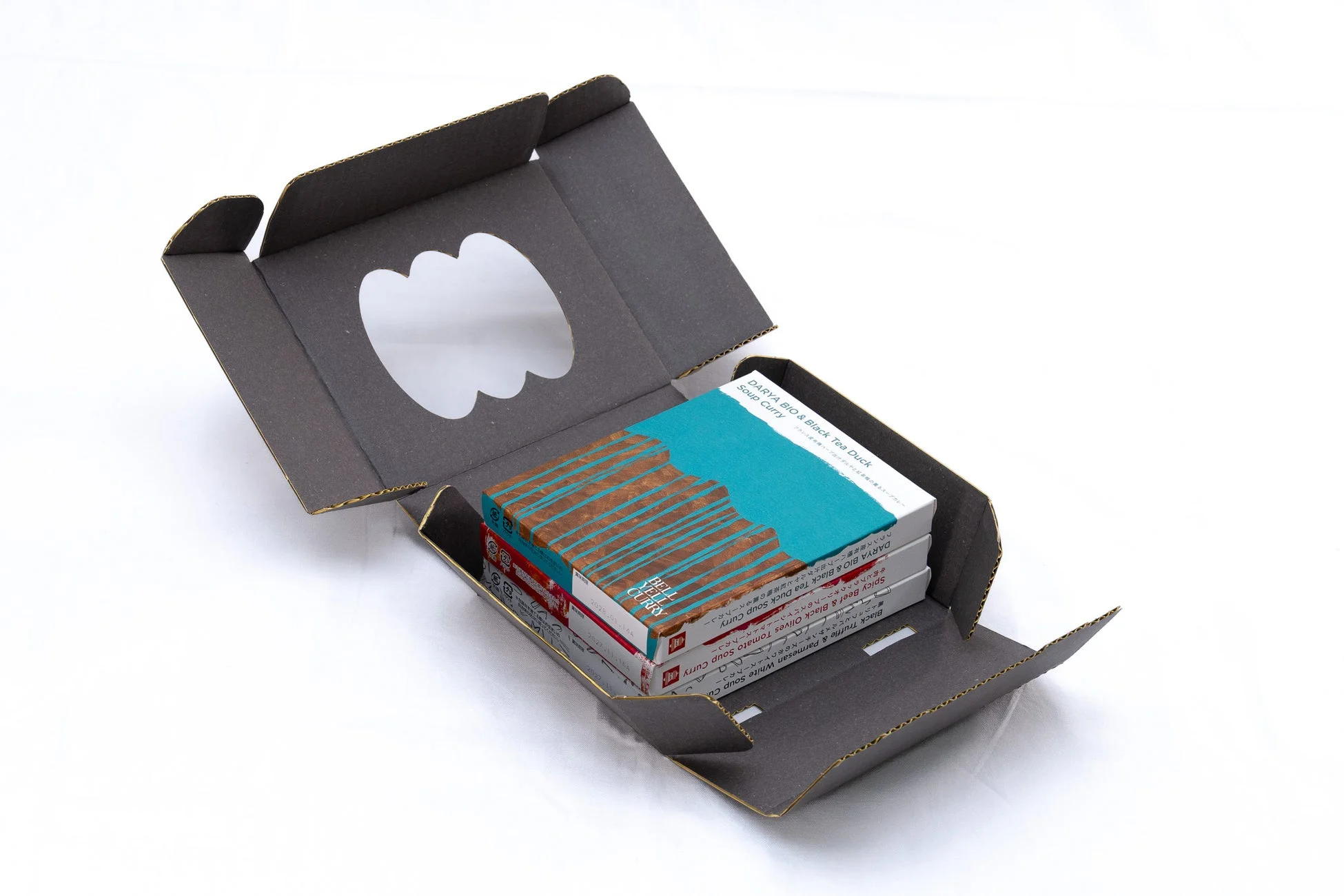 開いたギフトボックスと商品