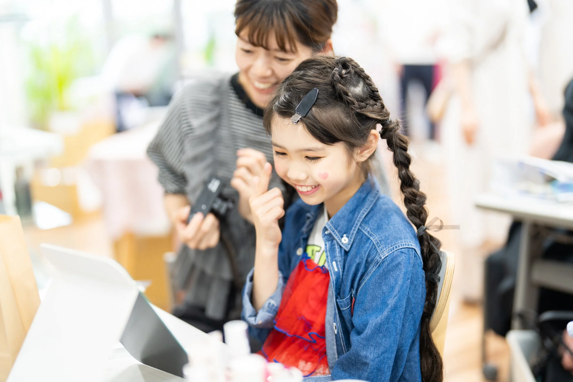 親子でハートのチークを楽しむ