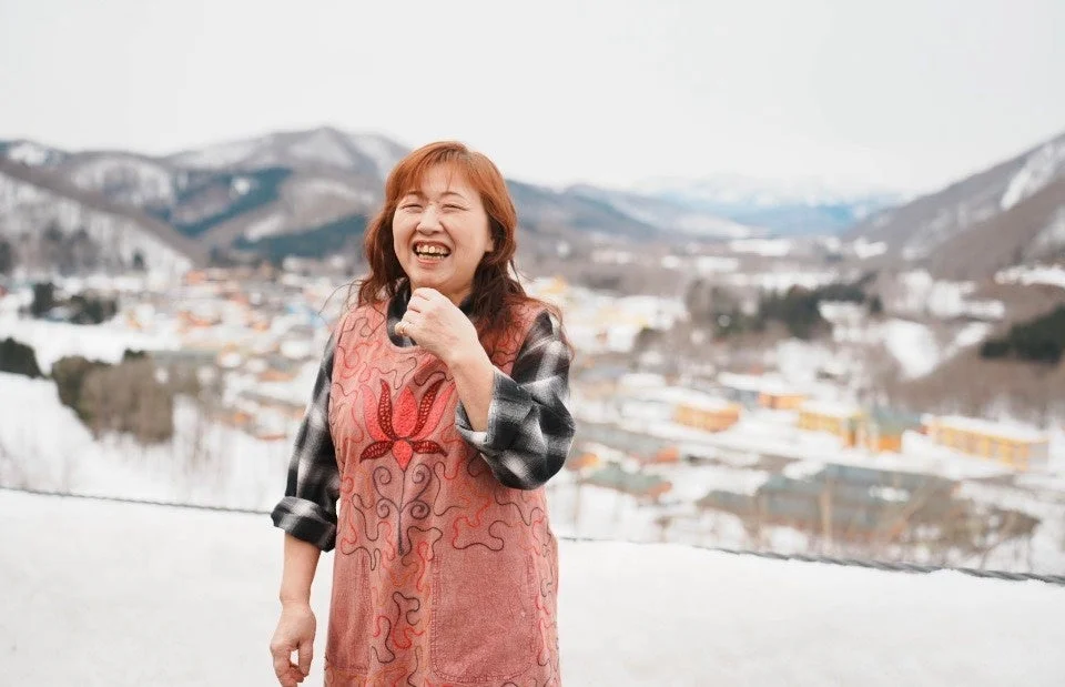 雪景色の中の女性