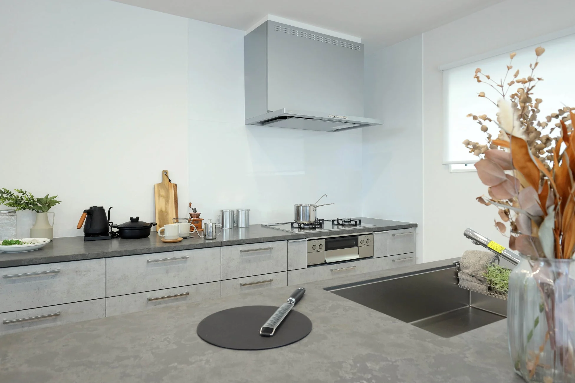 モダンで清潔感のあるキッチンインテリアの様子