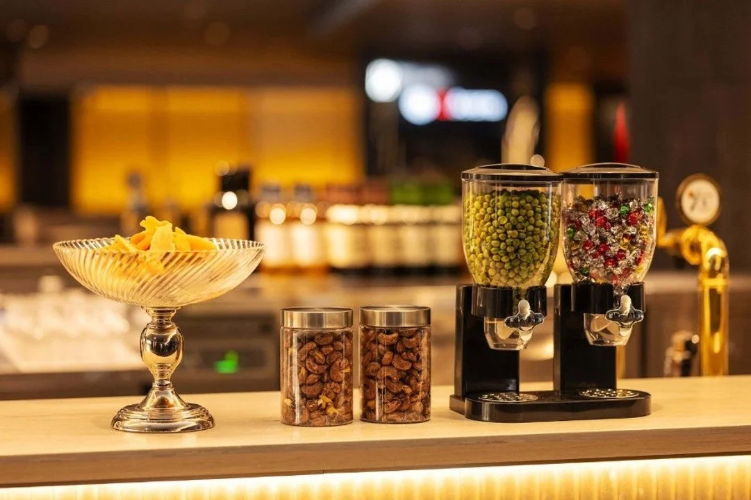 バーカウンターに並べられたスナックやドリンクのディスペンサー