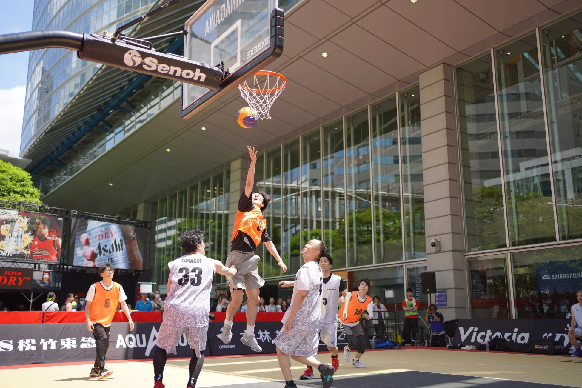 3x3バスケ試合とチアリーダーのパフォーマンス