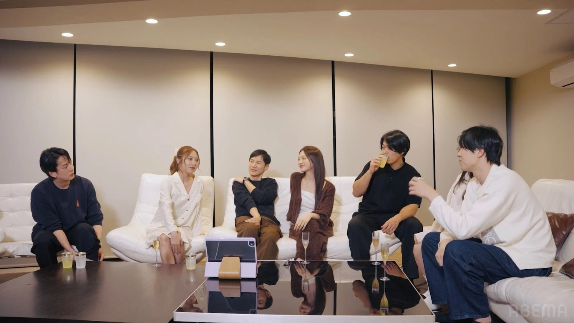 ソファに座って談笑する男女