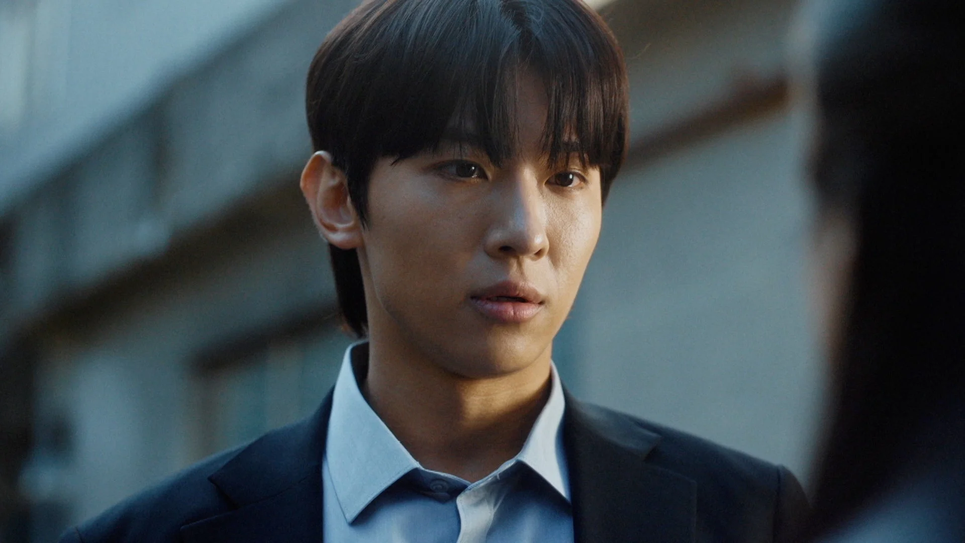 真剣な表情の男性（DEX）