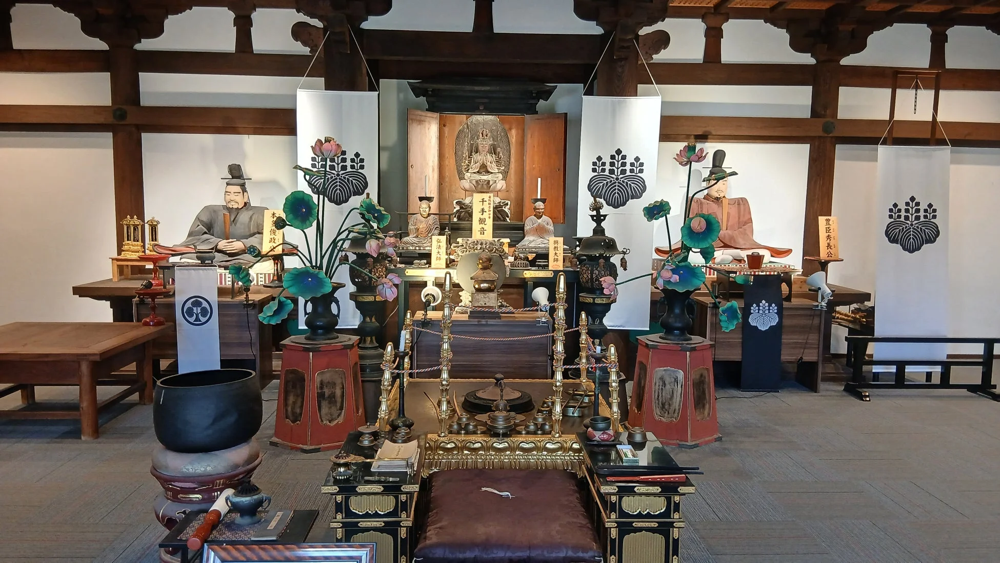 寺院内部の仏像