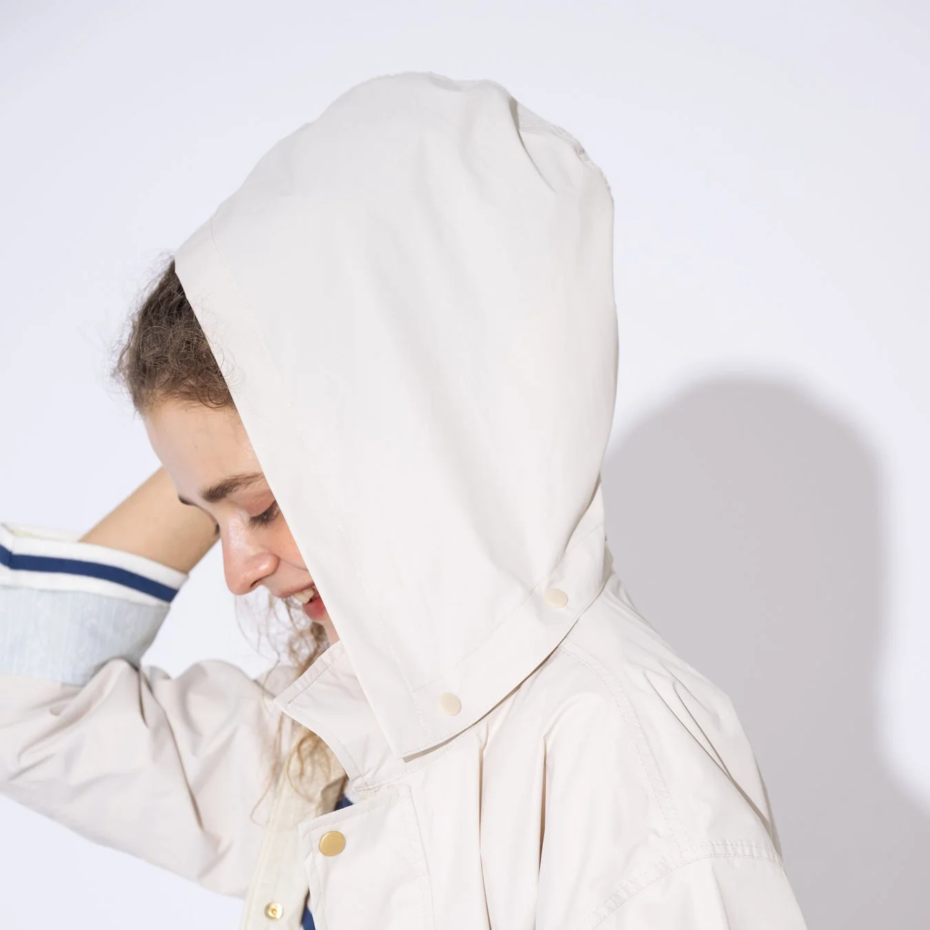 笑顔でポーズをとる女性