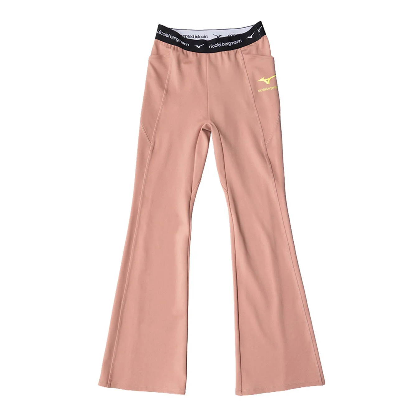 ピンクがかったベージュ色のフレアパンツです。ウエストバンドと左太もも部分に「nicolai bergmann」のロゴがあり、左太ももにはMizunoのロゴもプリントされています。スポーツやカジュアルな装いに適したデザインです。