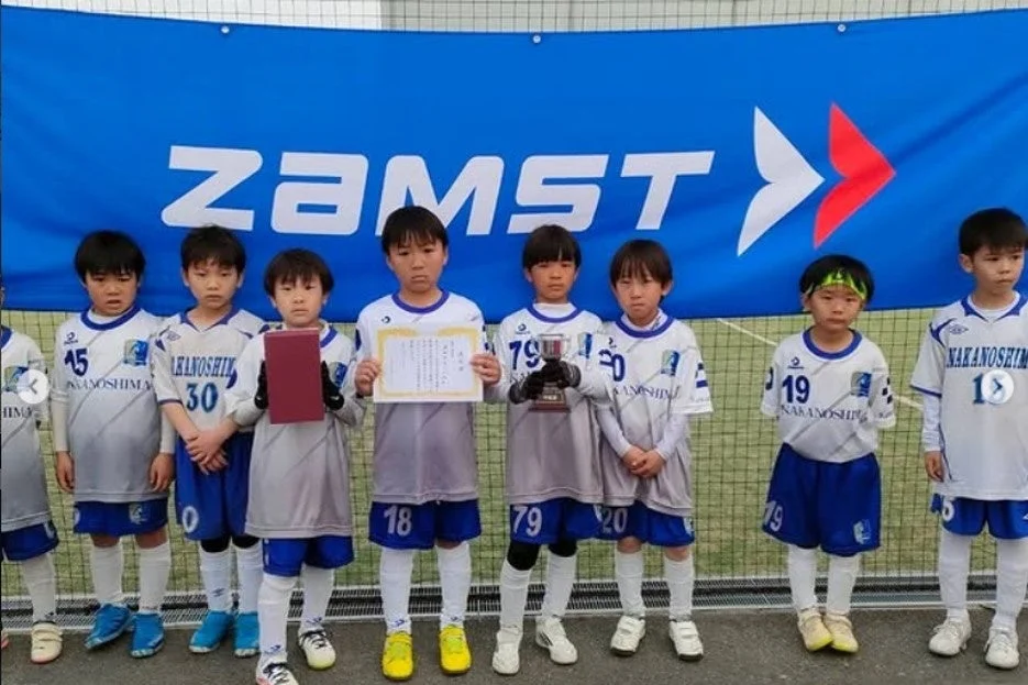 サッカーチームの表彰式