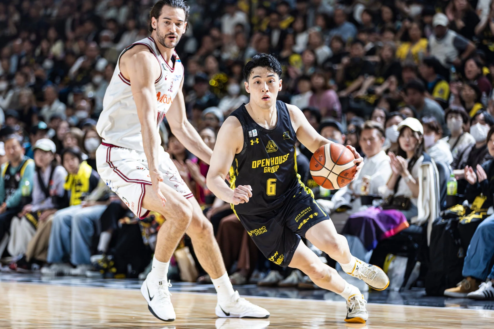 ドリブルする選手