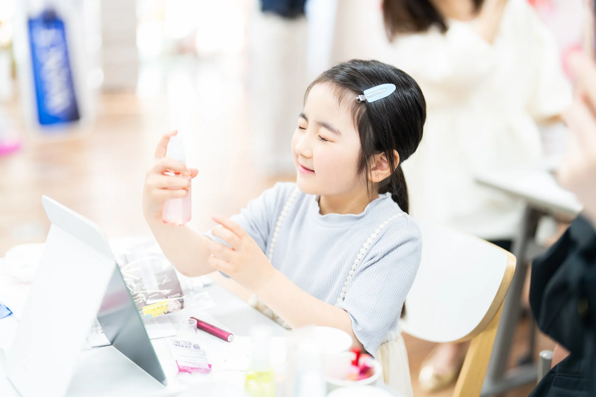 子どもがミストスプレーを使用