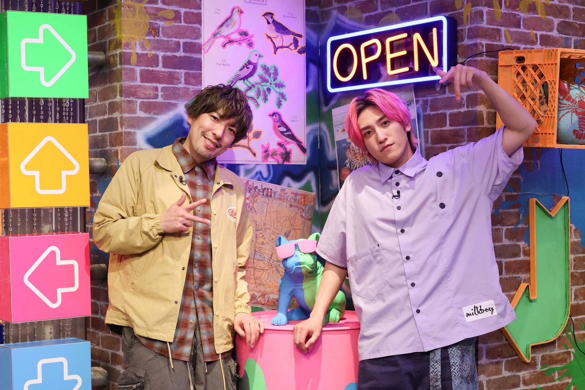 EXITの2人がスタジオでポーズ