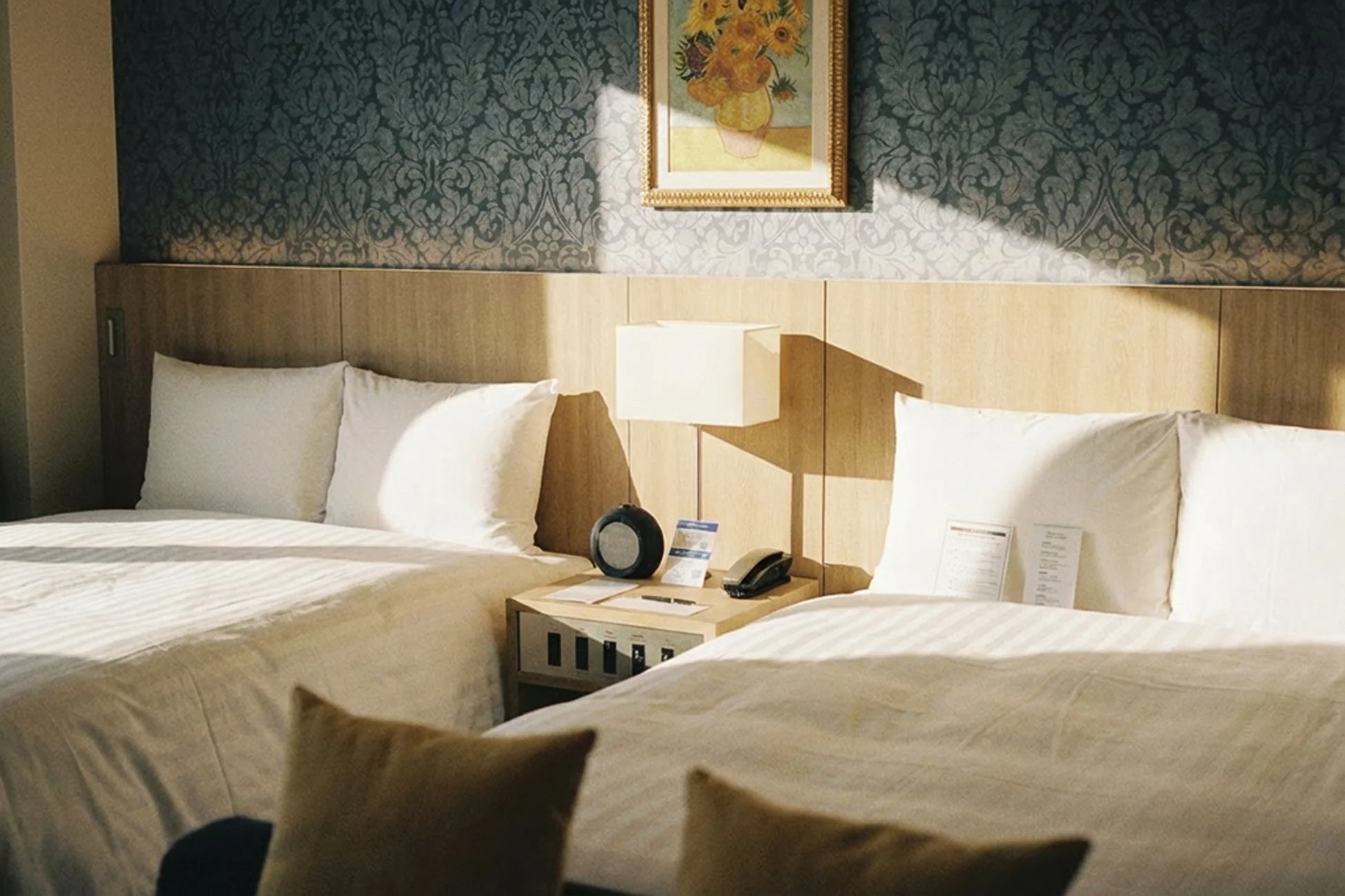 ゴッホのひまわりが飾られた客室