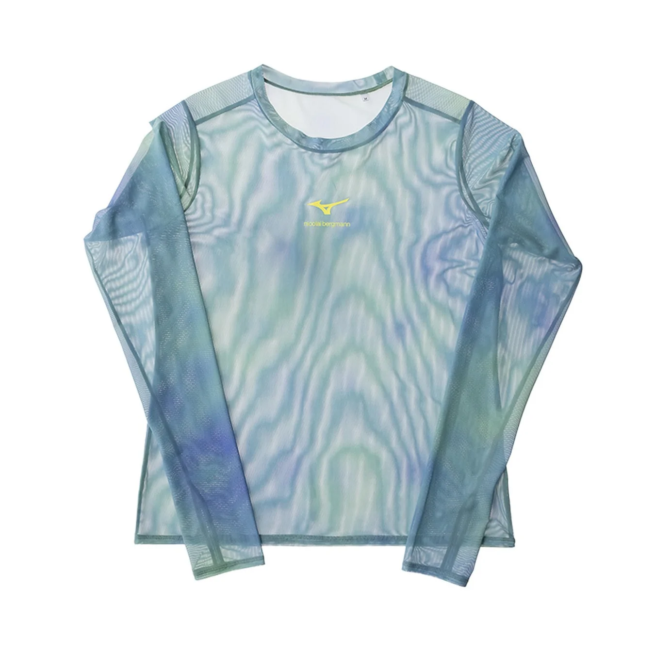 水色と緑のグラデーションが特徴的な長袖メッシュトップス。胸元にはMizunoとnicola bergmannのロゴがあり、軽やかでスポーティな印象です。