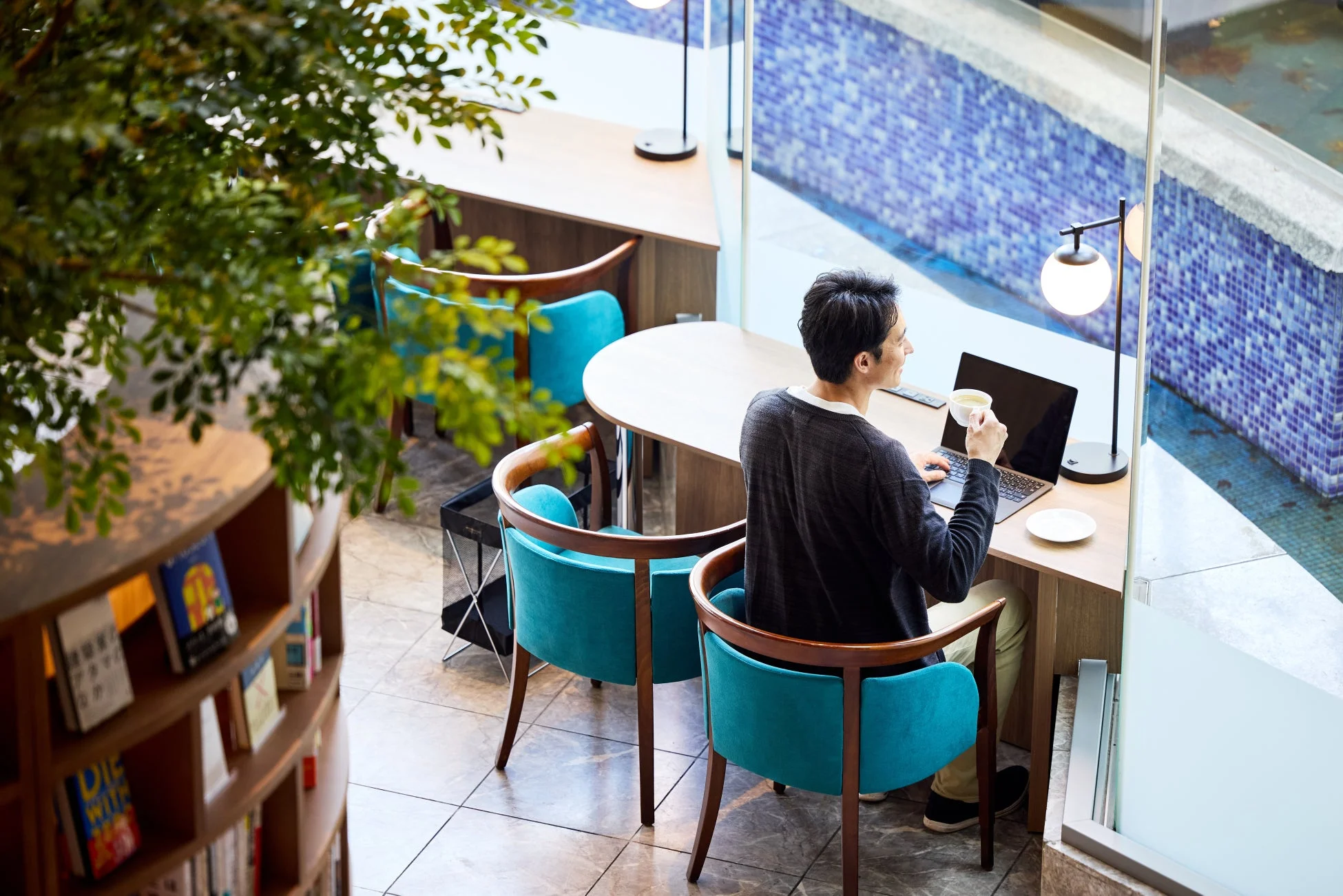 The Library Loungeでくつろぐ男性